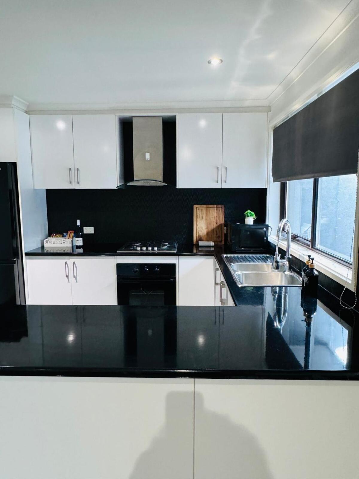 Modern Escape With Open Yard Holiday home Melton South