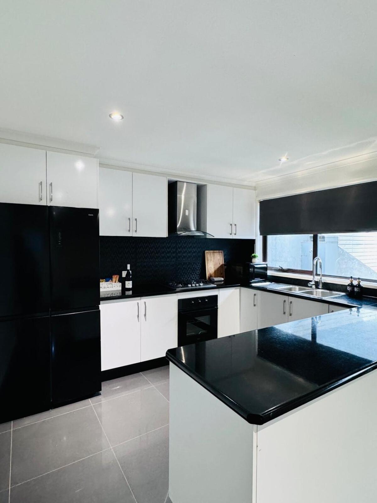 Holiday home Modern Escape With Open Yard *